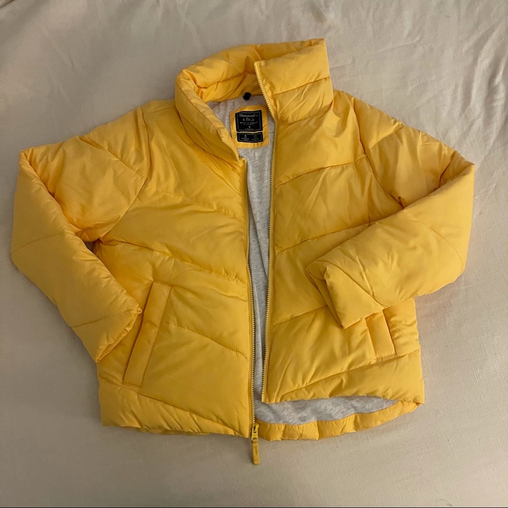 YELLOW ABERCROMBIE SHORT PUFFER M